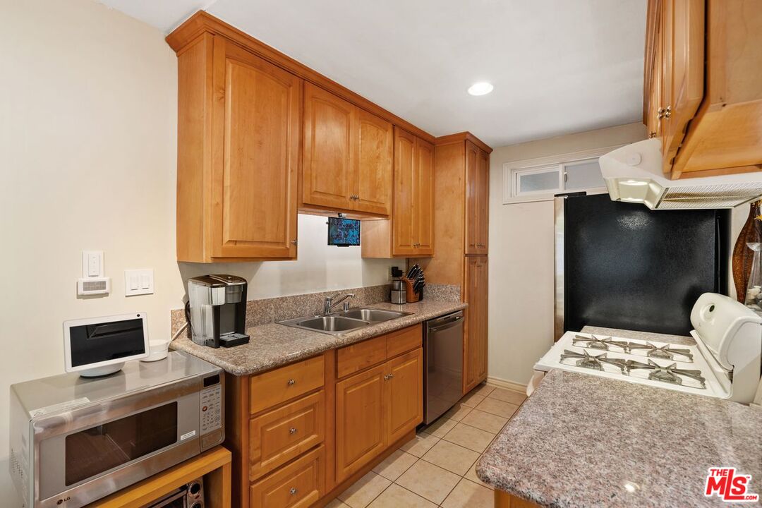 1414 N Fairfax Ave Unit: 108