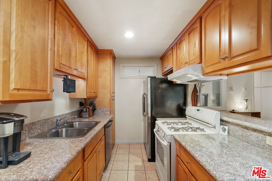 1414 N Fairfax Ave Unit: 108