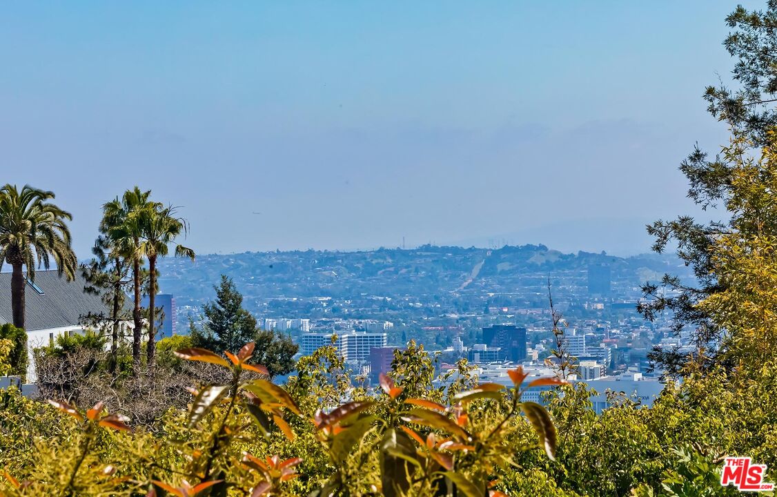 1524 Sunset Plaza Dr