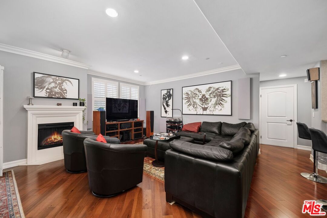 4237 Longridge Ave Unit: 304