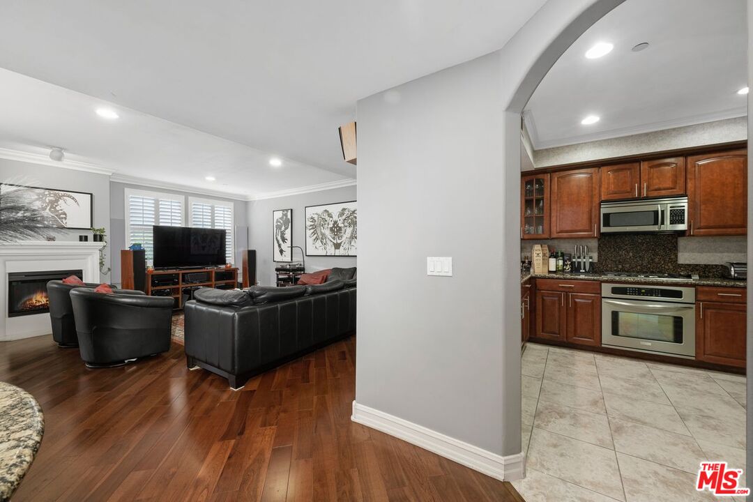 4237 Longridge Ave Unit: 304