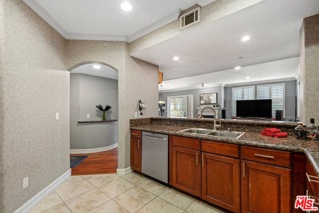 4237 Longridge Ave Unit: 304