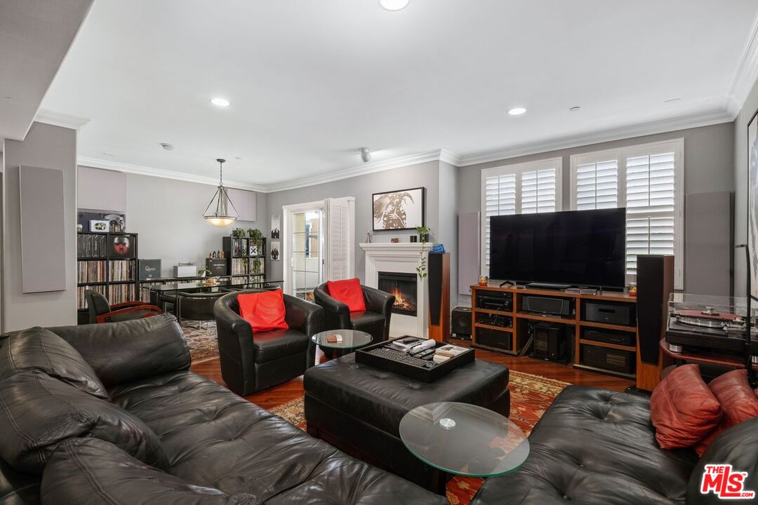 4237 Longridge Ave Unit: 304