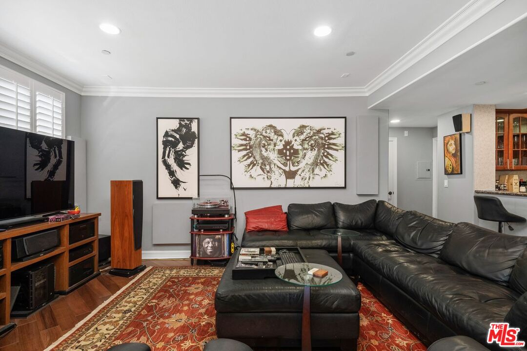 4237 Longridge Ave Unit: 304