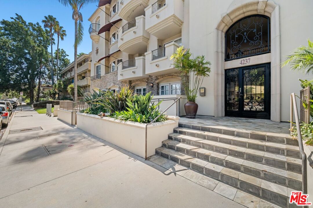 4237 Longridge Ave Unit: 304