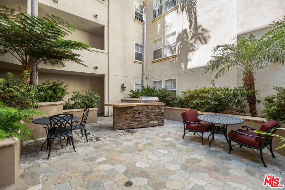 4237 Longridge Ave Unit: 304