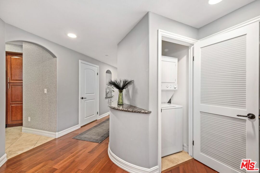 4237 Longridge Ave Unit: 304