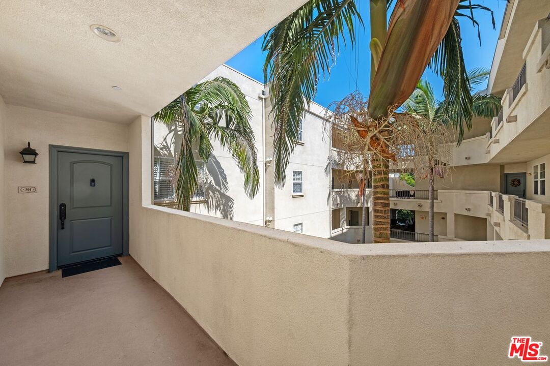 4237 Longridge Ave Unit: 304
