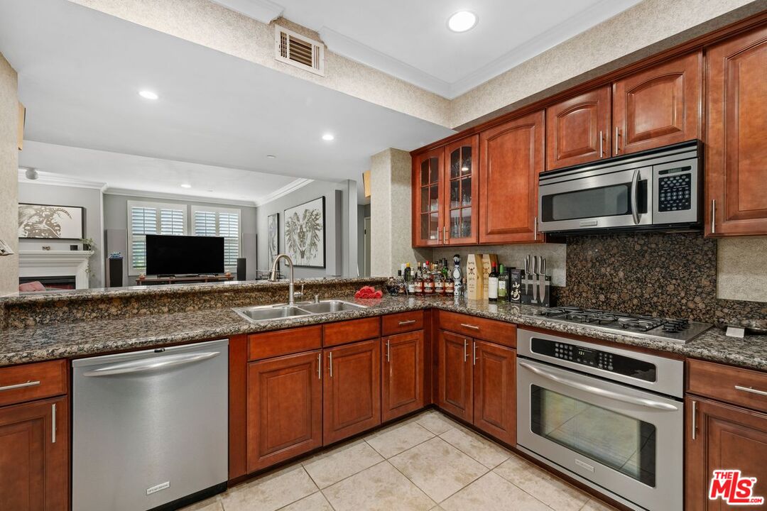 4237 Longridge Ave Unit: 304