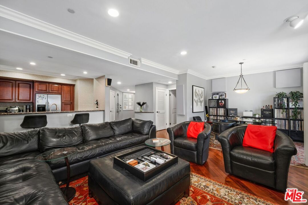 4237 Longridge Ave Unit: 304