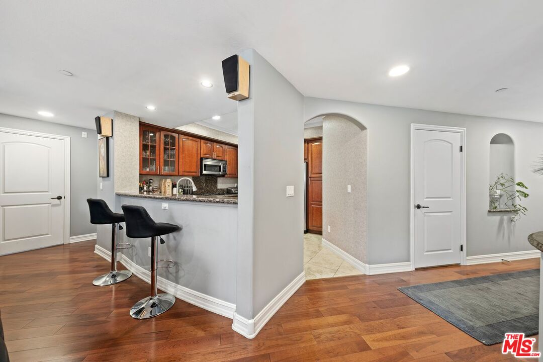 4237 Longridge Ave Unit: 304