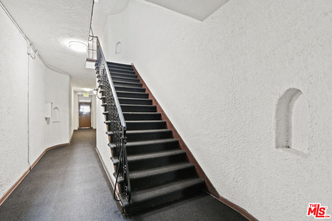 350 N Orange Grove Ave Unit: 4