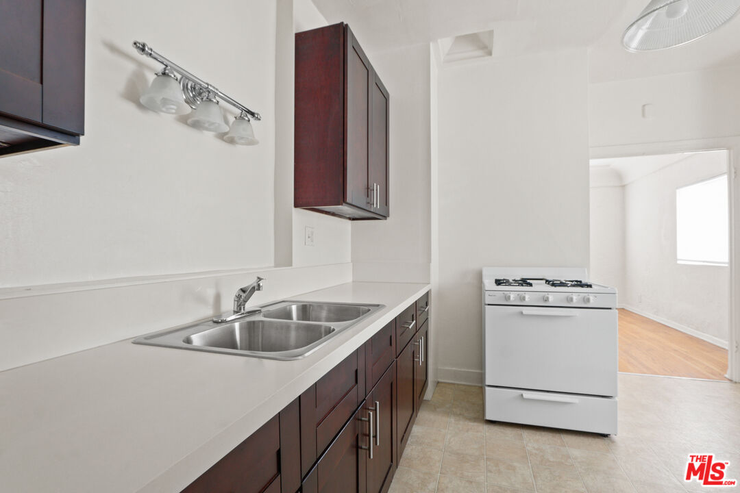 350 N Orange Grove Ave Unit: 4