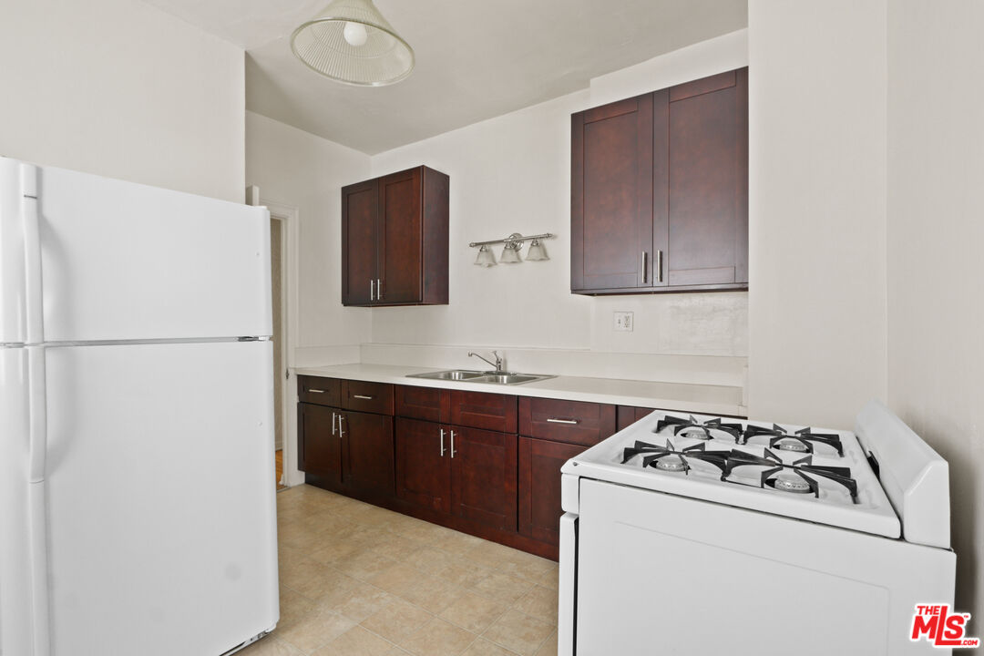 350 N Orange Grove Ave Unit: 4