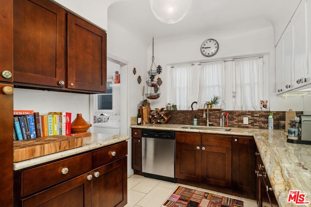 321 N La Peer Dr Unit: Lower Unit