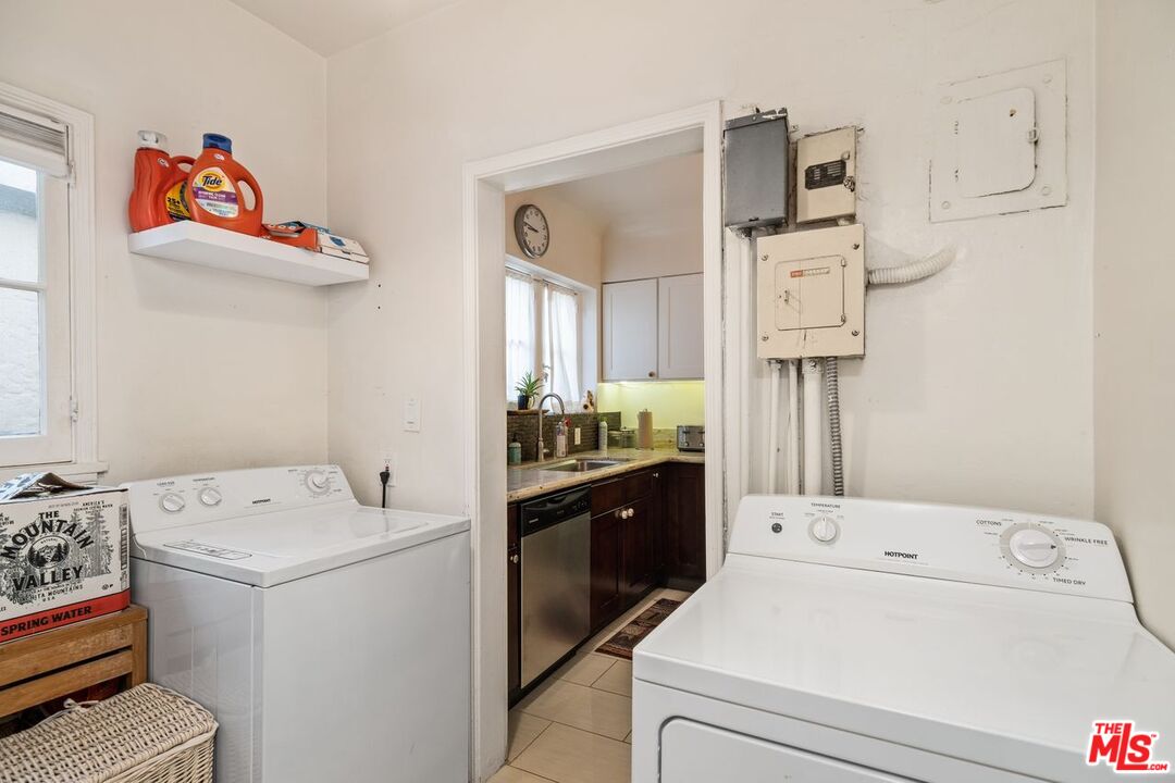 321 N La Peer Dr Unit: Lower Unit