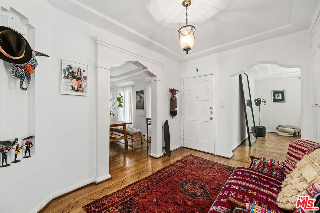 321 N La Peer Dr Unit: Lower Unit