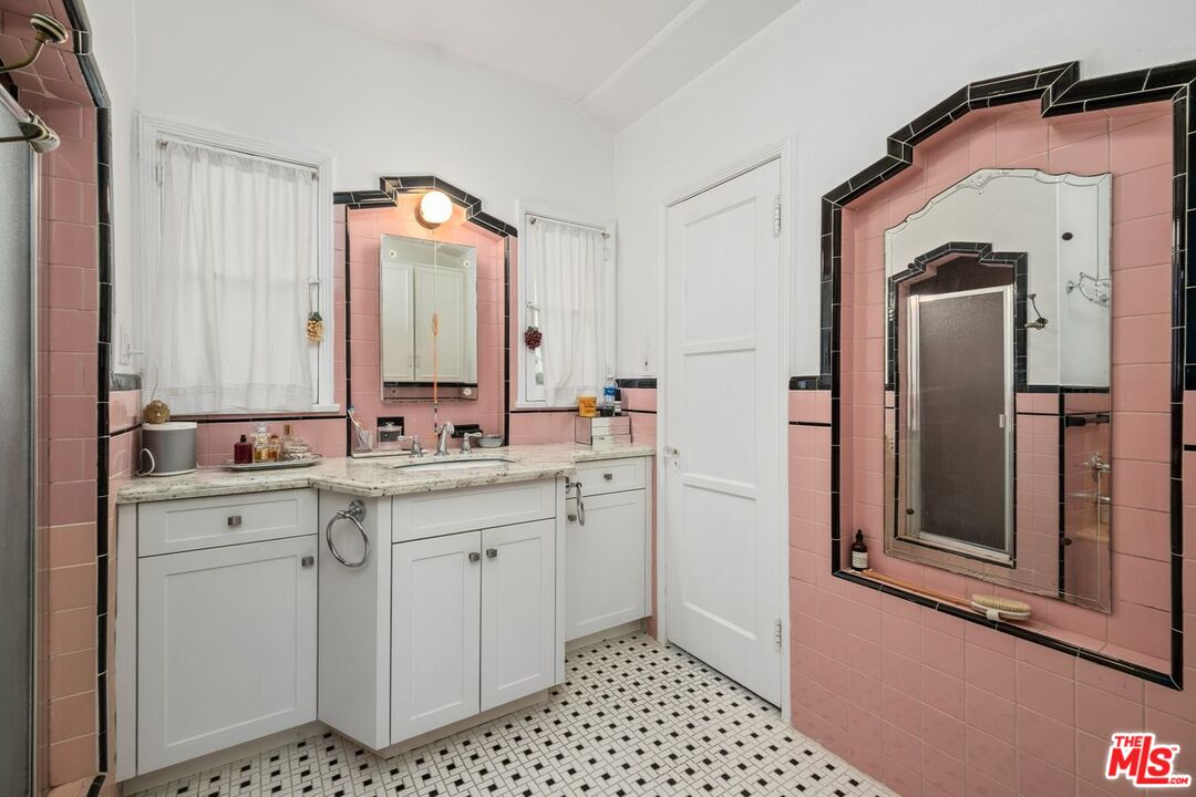 321 N La Peer Dr Unit: Lower Unit