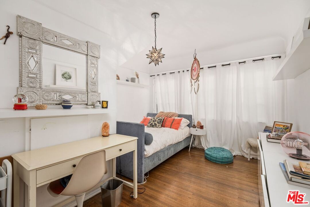 321 N La Peer Dr Unit: Lower Unit