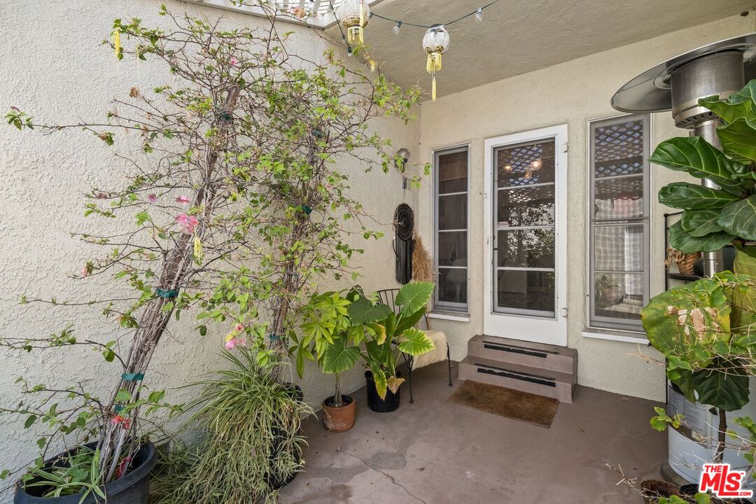 321 N La Peer Dr Unit: Lower Unit