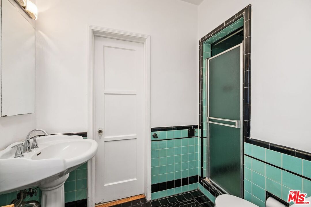 321 N La Peer Dr Unit: Lower Unit