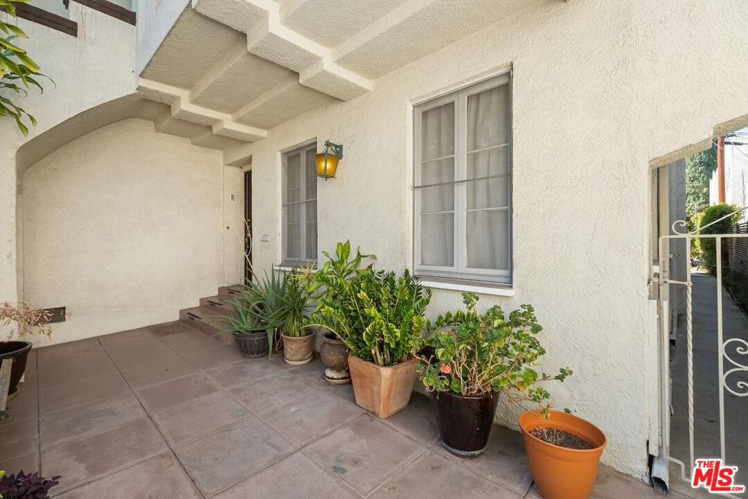 321 N La Peer Dr Unit: Lower Unit