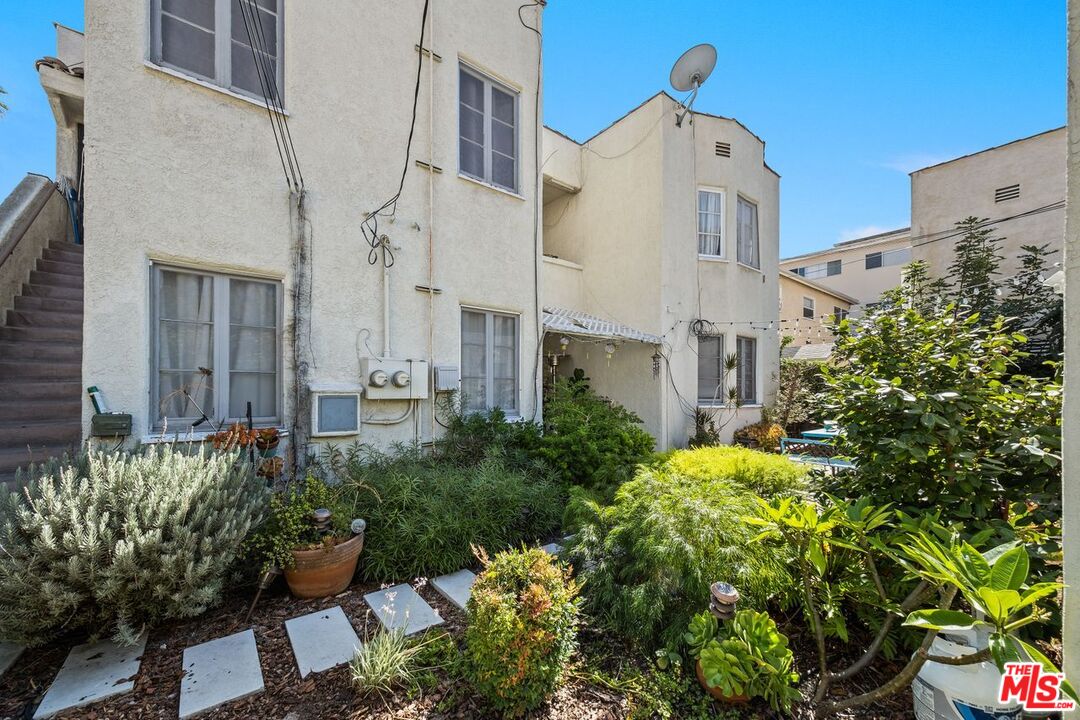 321 N La Peer Dr Unit: Lower Unit