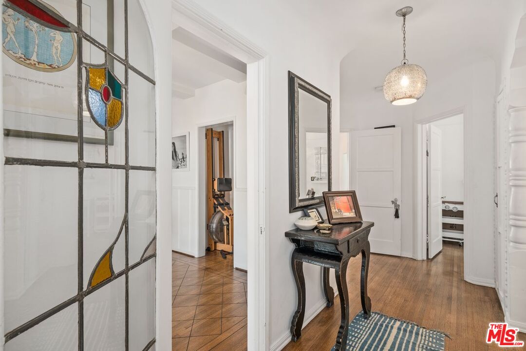 321 N La Peer Dr Unit: Lower Unit