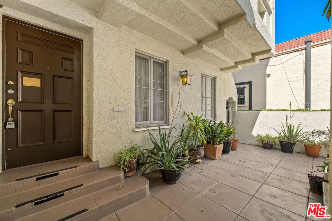 321 N La Peer Dr Unit: Lower Unit