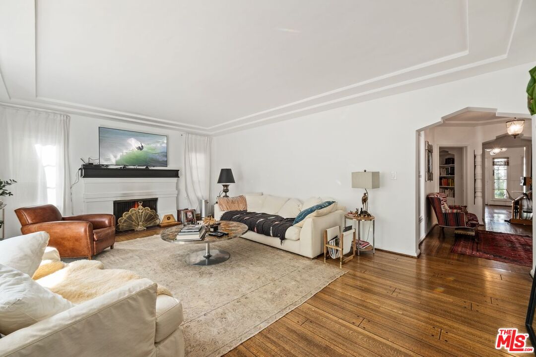 321 N La Peer Dr Unit: Lower Unit