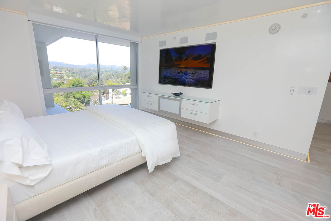 201 Ocean Ave Unit: 910B