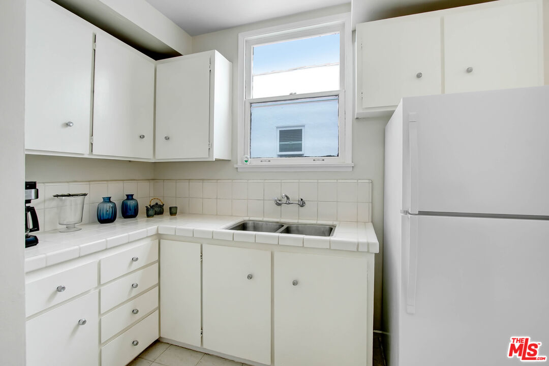 444 N Orange Grove AVE