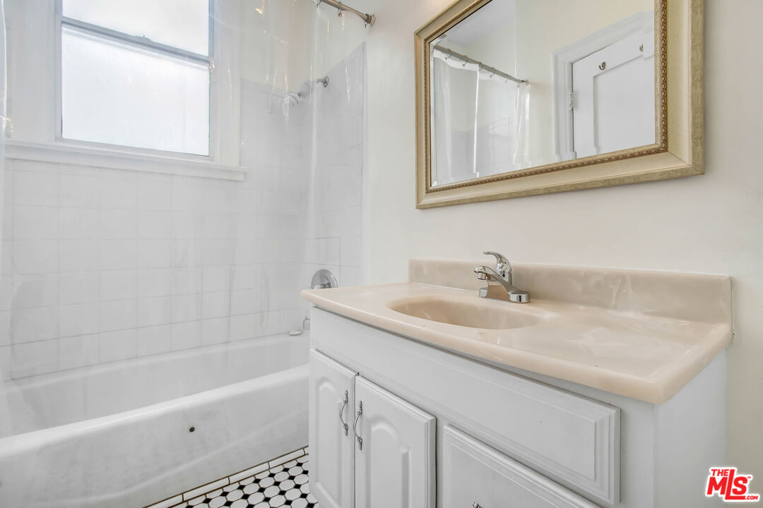 444 N Orange Grove AVE