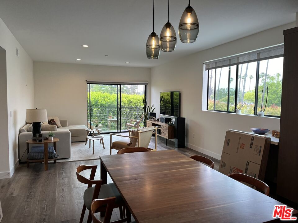 13209 Moorpark St Unit: 402