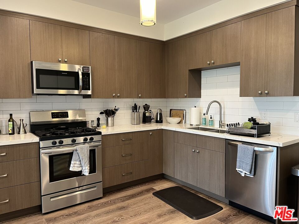 13209 Moorpark St Unit: 402