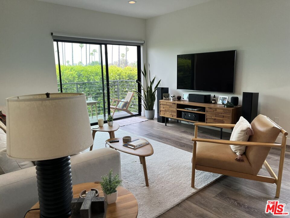 13209 Moorpark St Unit: 402