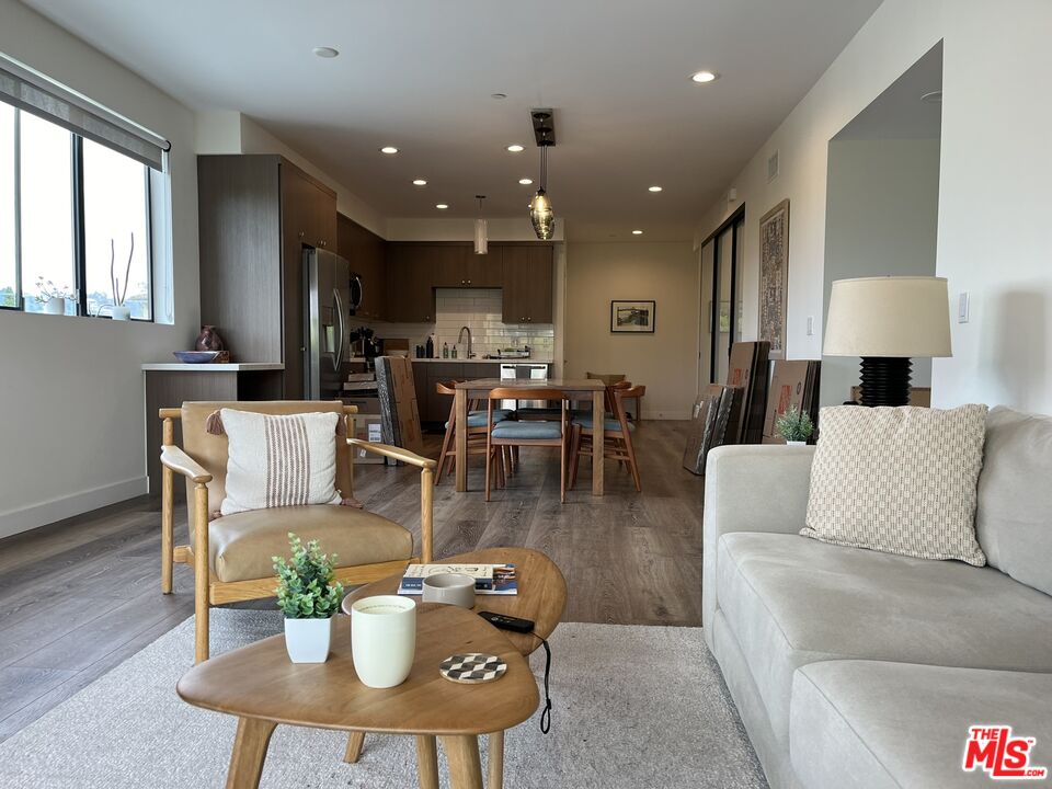 13209 Moorpark St Unit: 402