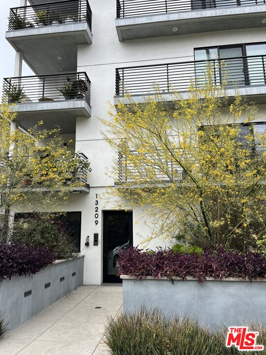 13209 Moorpark St Unit: 402