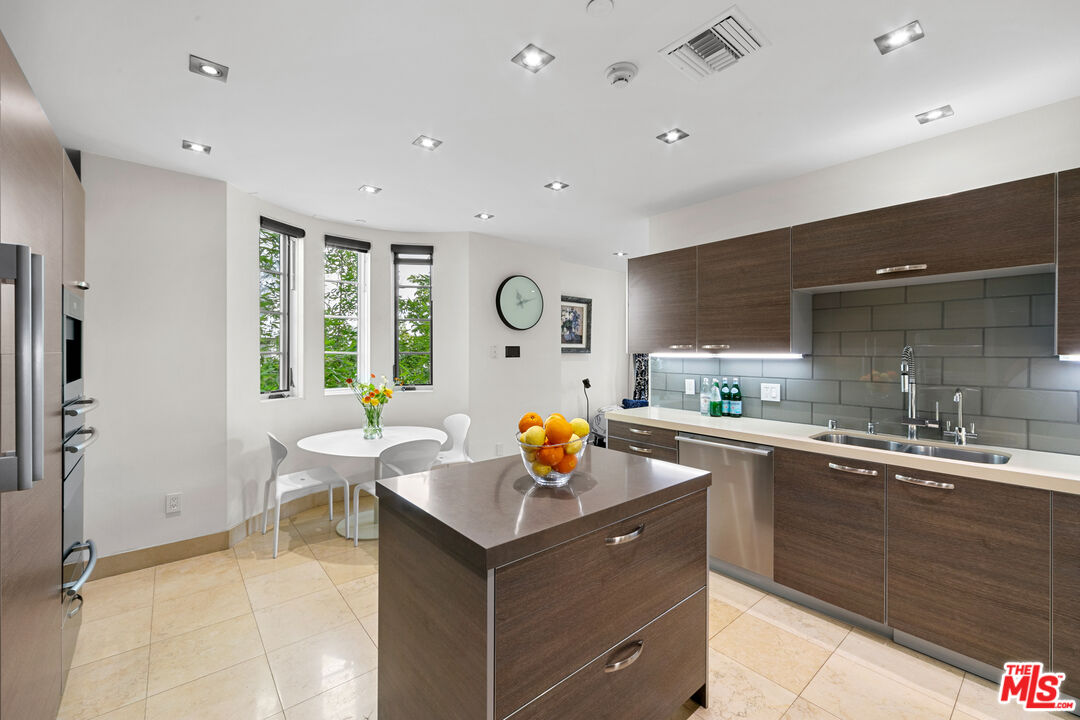 443 N Palm Dr Unit: 302