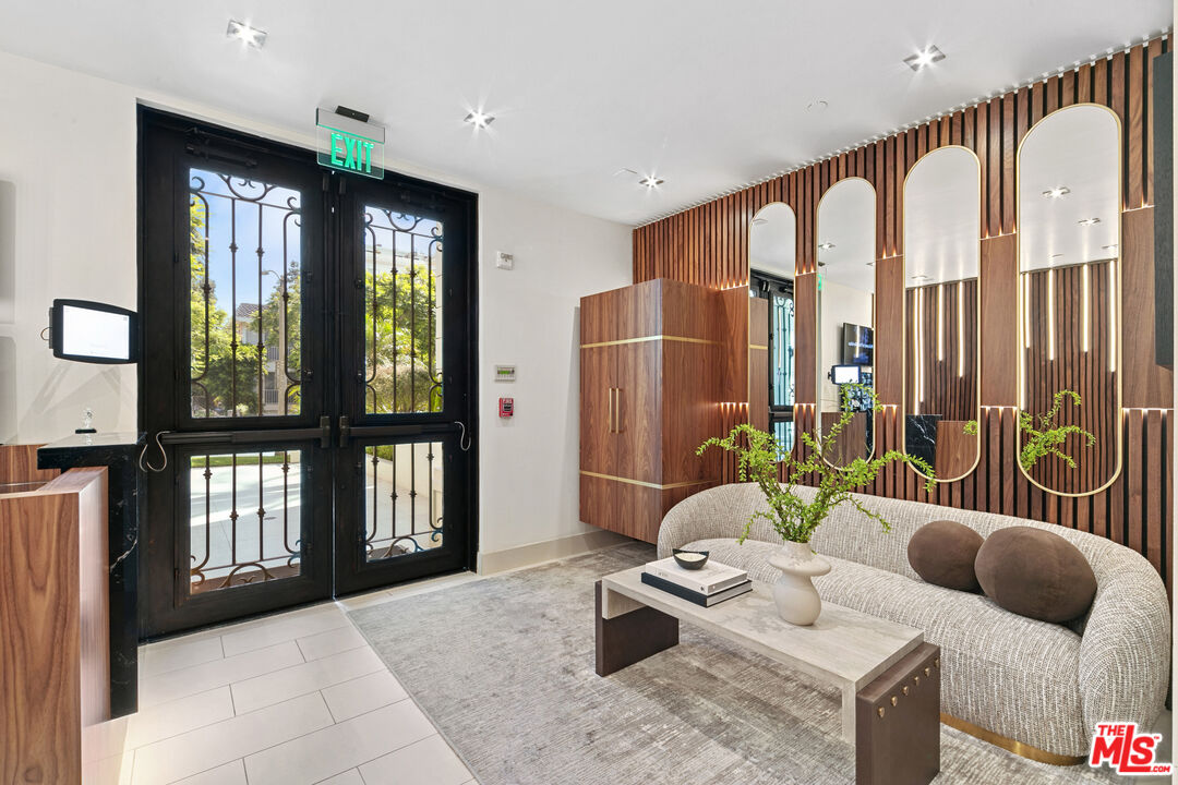 443 N Palm Dr Unit: 302