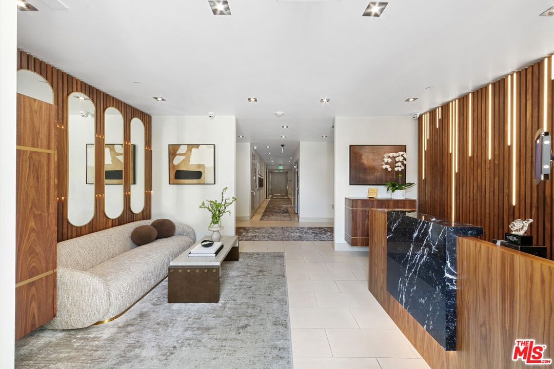 443 N Palm Dr Unit: 302