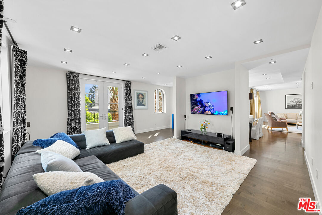 443 N Palm Dr Unit: 302