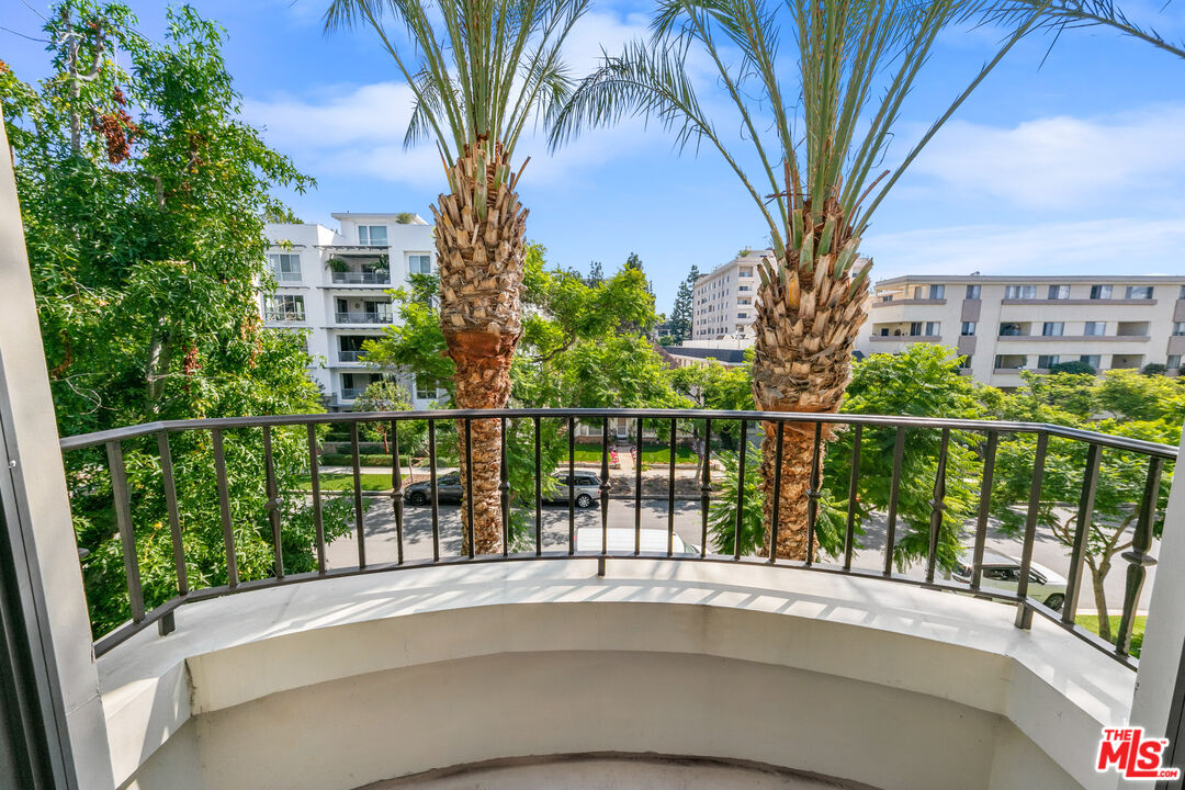 443 N Palm Dr Unit: 302