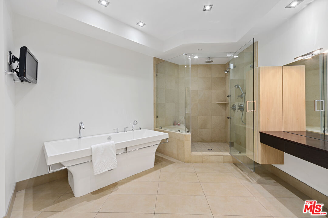 443 N Palm Dr Unit: 302