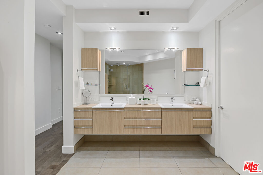 443 N Palm Dr Unit: 302