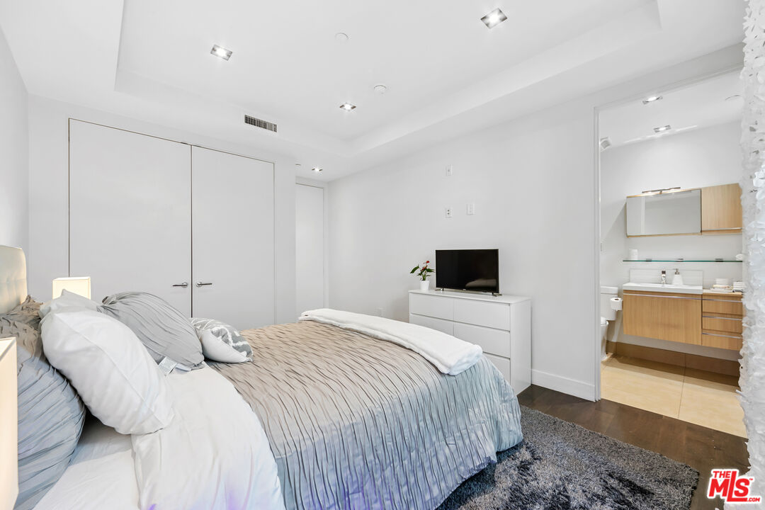 443 N Palm Dr Unit: 302