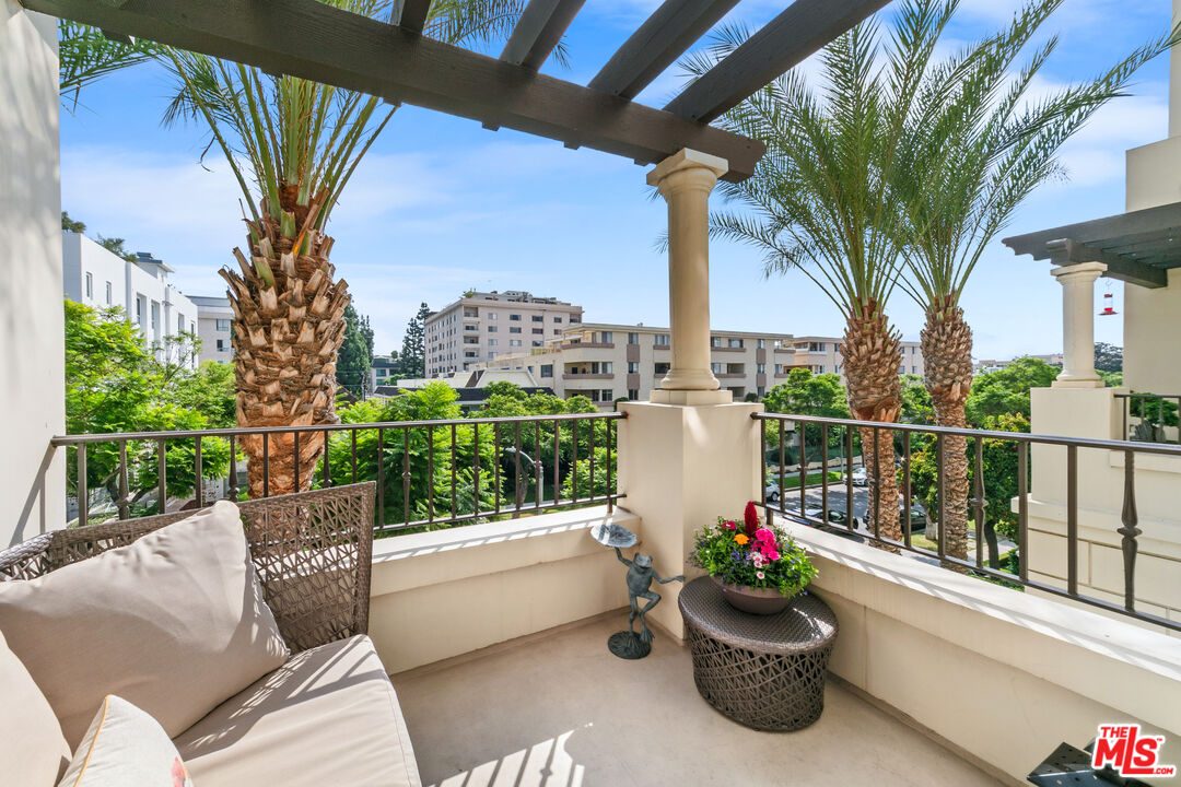 443 N Palm Dr Unit: 302