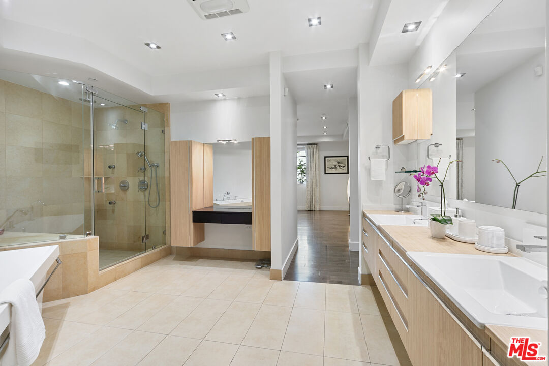 443 N Palm Dr Unit: 302