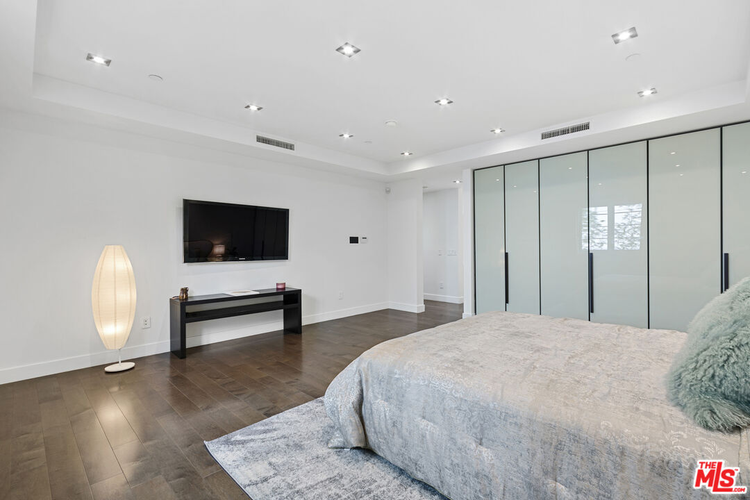 443 N Palm Dr Unit: 302