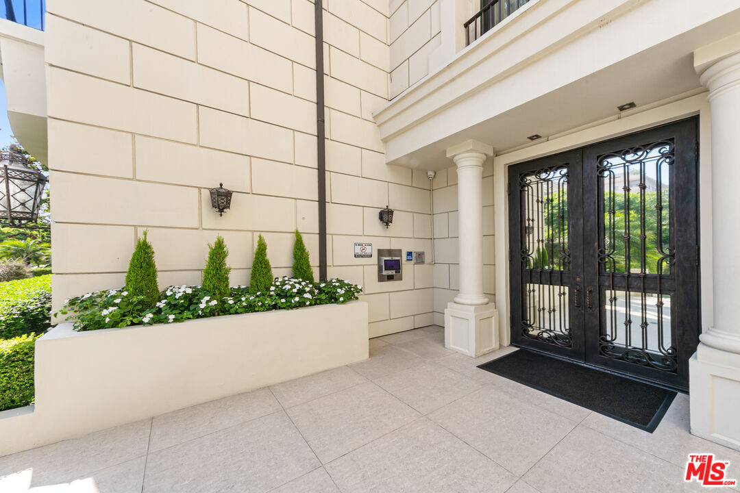 443 N Palm Dr Unit: 302